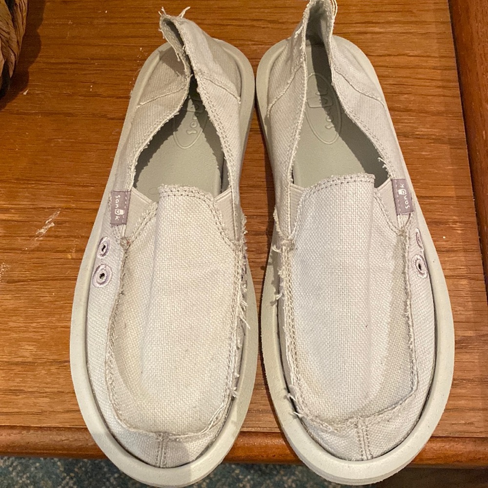 SANUKS WOMENS SIZE 6 GRAY LIKE NEW EC